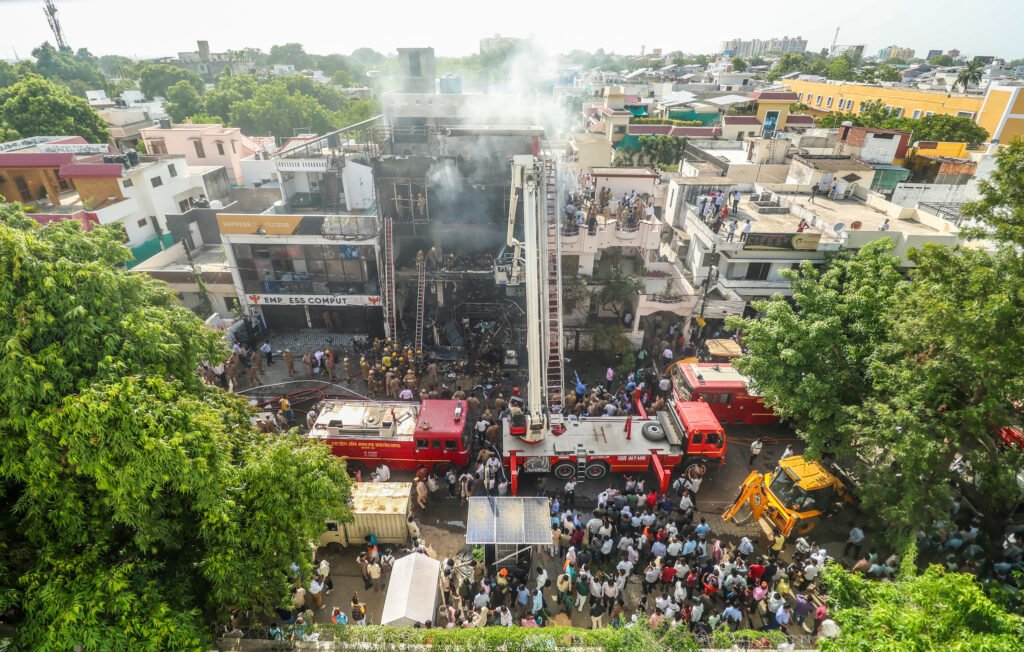 Lucknow Coaching Fire: 15 लोगों की मौत के बाद बड़ा एक्शन, 4 अधिकारी सस्पेंड, 2016 में गिराने का आदेश हुआ था Lucknow Coaching Fire: 15 लोगों की मौत के बाद बड़ा एक्शन, 4 अधिकारी सस्पेंड, 2016 में गिराने का आदेश हुआ था