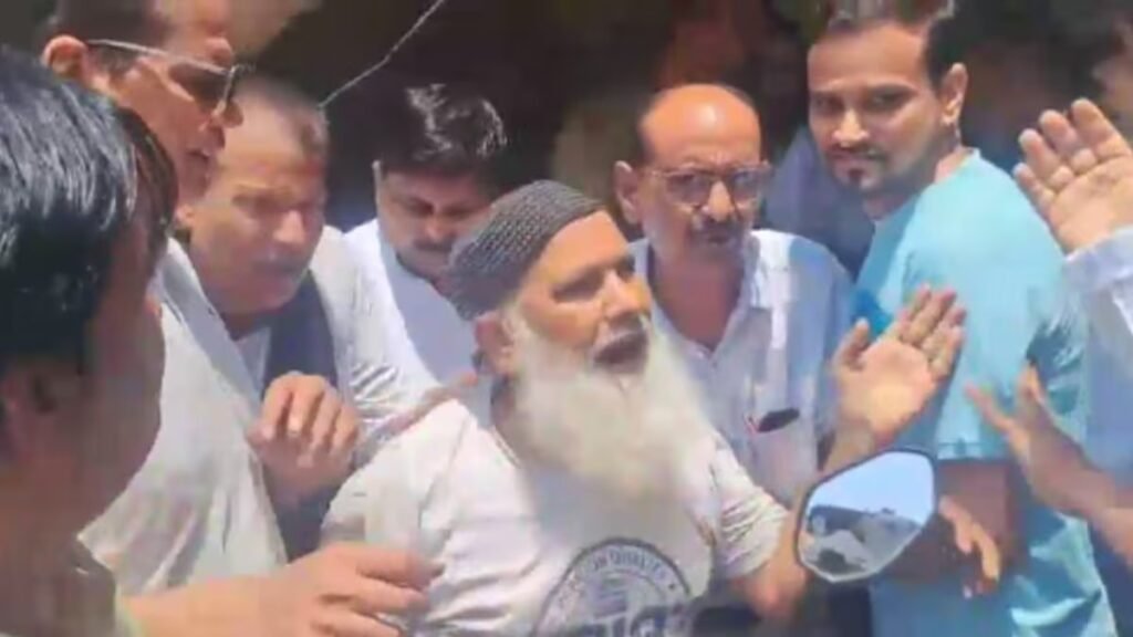 अलीगढ़ में कांग्रेस की बैठक बनी अखाड़ा, कार्यकर्ताओं के बीच जमकर चले लात-घूंसे अलीगढ़ में कांग्रेस की बैठक बनी अखाड़ा, कार्यकर्ताओं के बीच जमकर चले लात-घूंसे