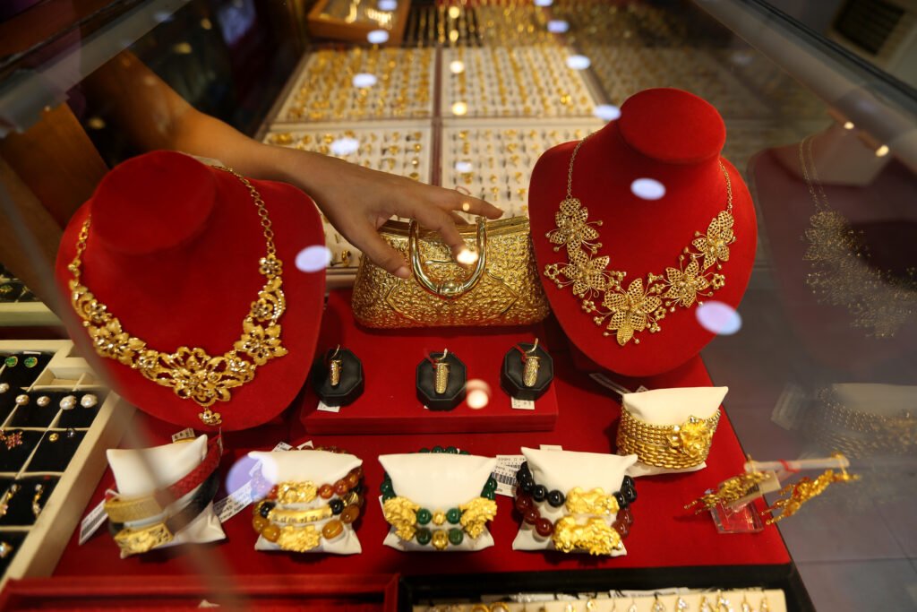 Gold Price Today: सोना हुआ 1600 रुपये तक सस्ता, चांदी में 6000 रुपये से ज्यादा की बड़ी गिरावट Gold Price Today: सोना हुआ 1600 रुपये तक सस्ता, चांदी में 6000 रुपये से ज्यादा की बड़ी गिरावट