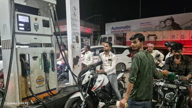 Petrol Diesel Price India: भारत में दाम कम क्यों नहीं हो रहे, जानिए कारण Petrol Diesel Price India: भारत में दाम कम क्यों नहीं हो रहे, जानिए कारण