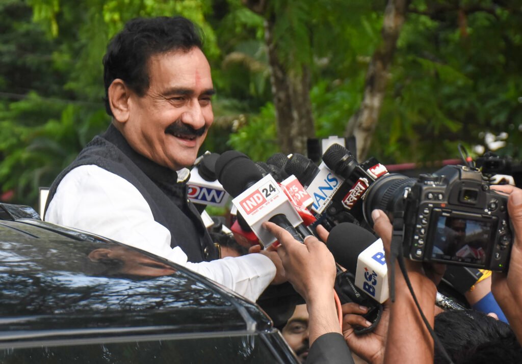 नरोत्तम मिश्रा को शिवसेना (UBT) ने दिया टिकट का ऑफर, जानिए क्या दिया जवाब नरोत्तम मिश्रा को शिवसेना (UBT) ने दिया टिकट का ऑफर, जानिए क्या दिया जवाब