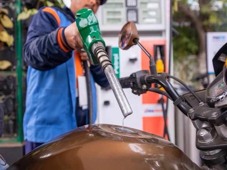 Petrol Diesel Price Today: 4 जुलाई को पेट्रोल-डीजल के दाम स्थिर, जानें दिल्ली, मुंबई समेत प्रमुख शहरों के नए रेट Petrol Diesel Price Today: 4 जुलाई को पेट्रोल-डीजल के दाम स्थिर, जानें दिल्ली, मुंबई समेत प्रमुख शहरों के नए रेट