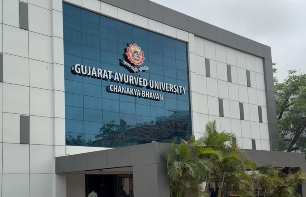गुजरात आयुर्वेद यूनिवर्सिटी में BAMS पेपर लीक का आरोप, व्हाट्सएप पर वायरल हुए 11 सवाल, जांच समिति गठित गुजरात आयुर्वेद यूनिवर्सिटी में BAMS पेपर लीक का आरोप, व्हाट्सएप पर वायरल हुए 11 सवाल, जांच समिति गठित
