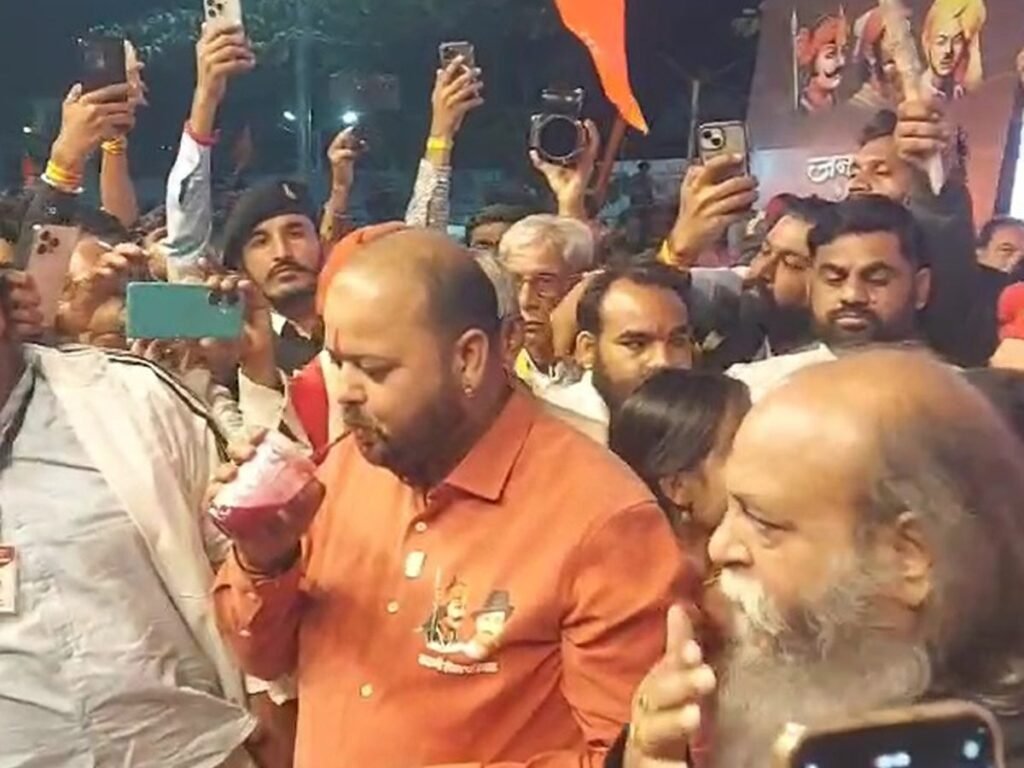 'रिजर्वेशन हटाओ आंदोलन' सड़कों पर, कई शहरों में प्रदर्शन; करणी सेना ने BJP को वोट नहीं देने की चेतावनी दी